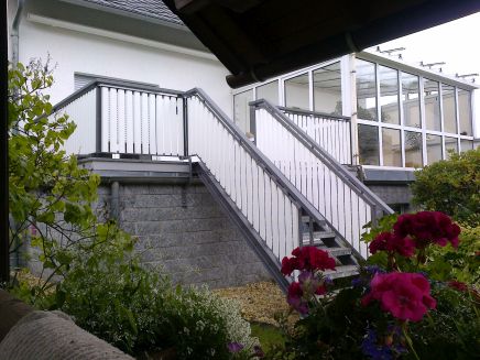 Terrassen-Gelaender-mit-Treppe